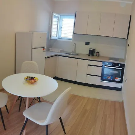 Comfort House With Yard-Near Airport Podgorica Apartment